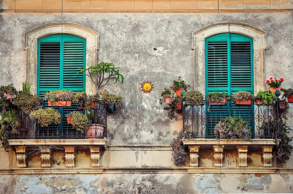 Bloemen voor het balkon